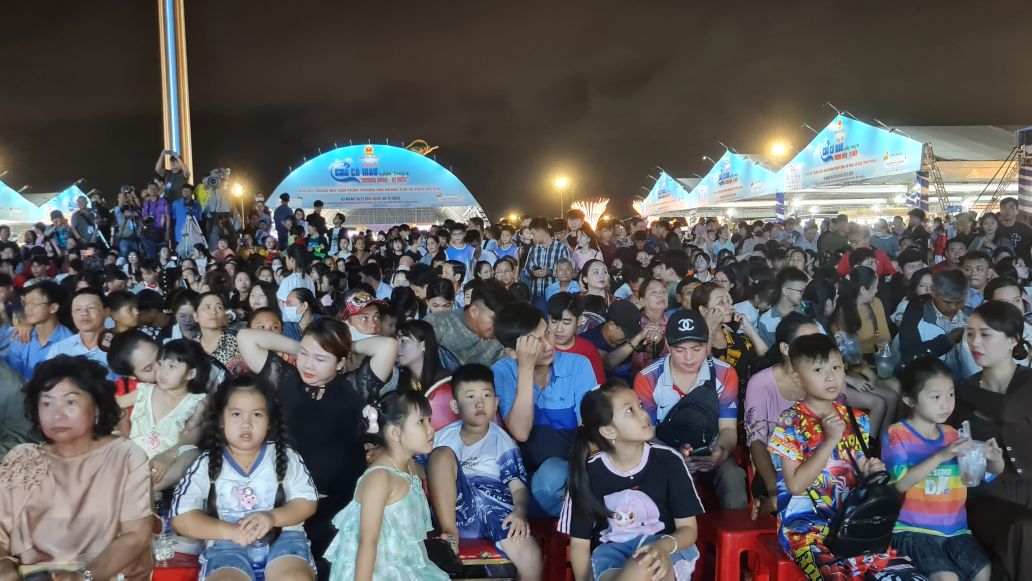 Rat dong nguoi dan den xem khai mac Ngay hoi cua Ca Mau. Anh: Nhat Ho