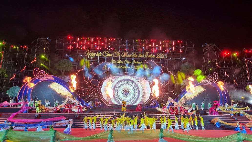 Chuong trinh khai mac dien ra kha hoanh trang. Anh: Nhat Ho