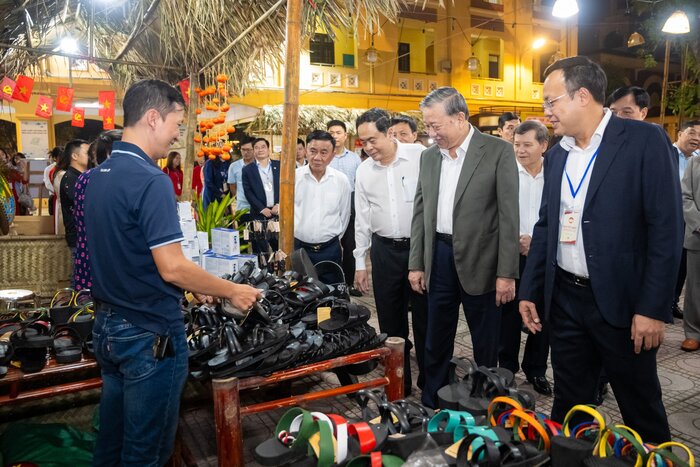 Tong Bi thu To Lam, Chu tich Quoc hoi Tran Thanh Man cung cac dai bieu tham quan cac gian hang OCOP tai Ngay hoi. Anh: Pham Thang