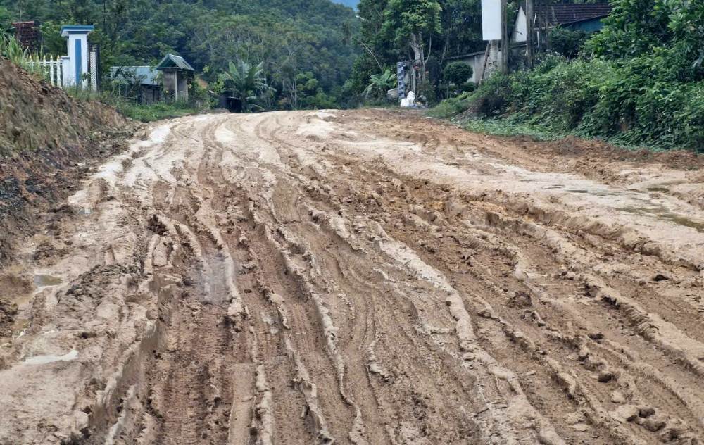 Tren tuyen, nhieu doan mat duong bi bien dang hoac phu day bun dat khien viec di lai cua nguoi dan gap nhieu kho khan. Anh: Quach Du