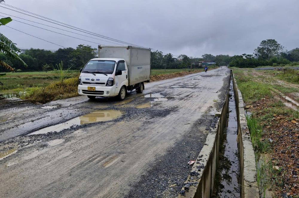 Cac phuong tien tu o to, xe may deu phai “ron ren” di chuyen tren tuyen duong thi cong dang do. Anh: Quach Du