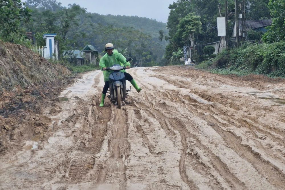 Canh nguoi dan xa Thuong Ninh, tinh Thanh Hoa di chuyen kho khan do tuyen duong gan tram ti thi cong dang do. Anh: Quach Du