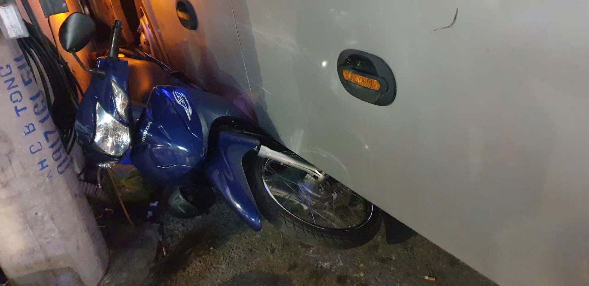 Mot nguoi lai xe om chay thoat nhung chiec xe may bi xe khach de len. Anh: Nguyen Hung