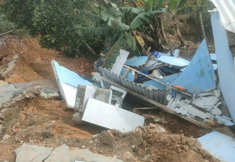 Co 11 doan vien cong doan o Quang Ngai co nha bi sap, nuoc lu cuon troi... rat can duoc ho tro. Anh: Vien Nguyen