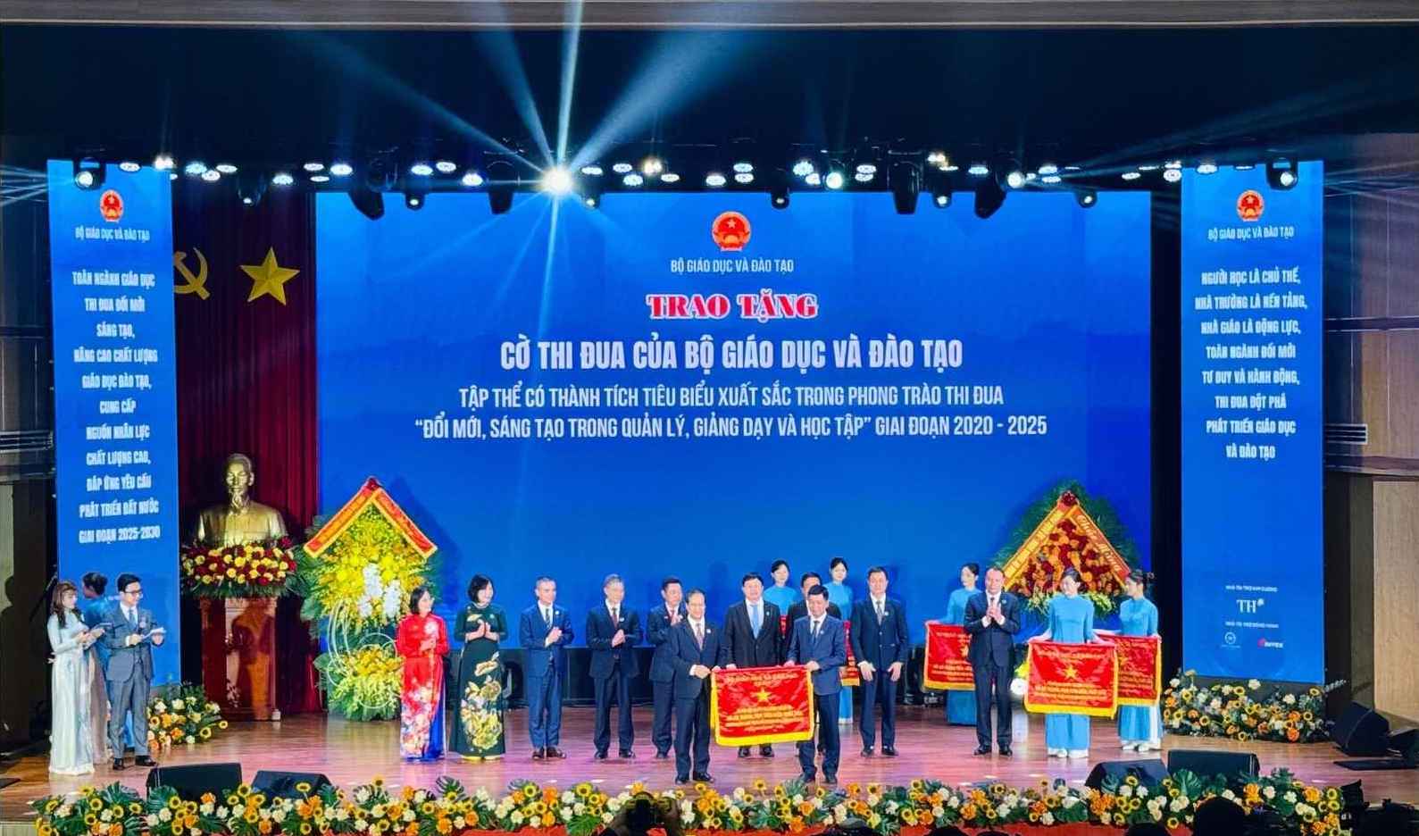 Bo truong Bo GDDT trao tang co thi dua cua Bo GDDT cho cac tap the co thanh tich tieu bieu xuat sac trong phong trao thi dua “Doi moi, sang tao trong quan ly, giang day va hoc tap” giai doan 2020 - 2025. Anh: Phuong Anh