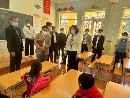 The working group of the Phu Tho Provincial Department of Health and the People's Committee of Pa Co Commune inspected the situation at Hang Kia B Primary and Secondary School. Photo: Phu Tho Electronic Information Portal