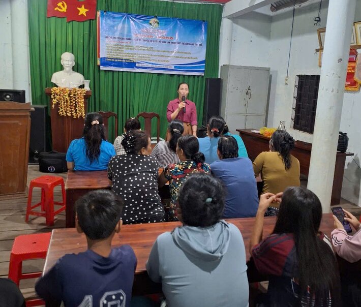 Phu nu o dia ban xa Buon Don duoc tu van cham soc suc khoe sinh san. Anh: Bao Lam