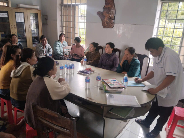 Dak Lak 지방 Buon Don 코뮌의 의료진이 임신 중 건강을 보호하기 위해 지역 여성들에게 관리 방법을 안내하고 있습니다. 사진: Bao Lam