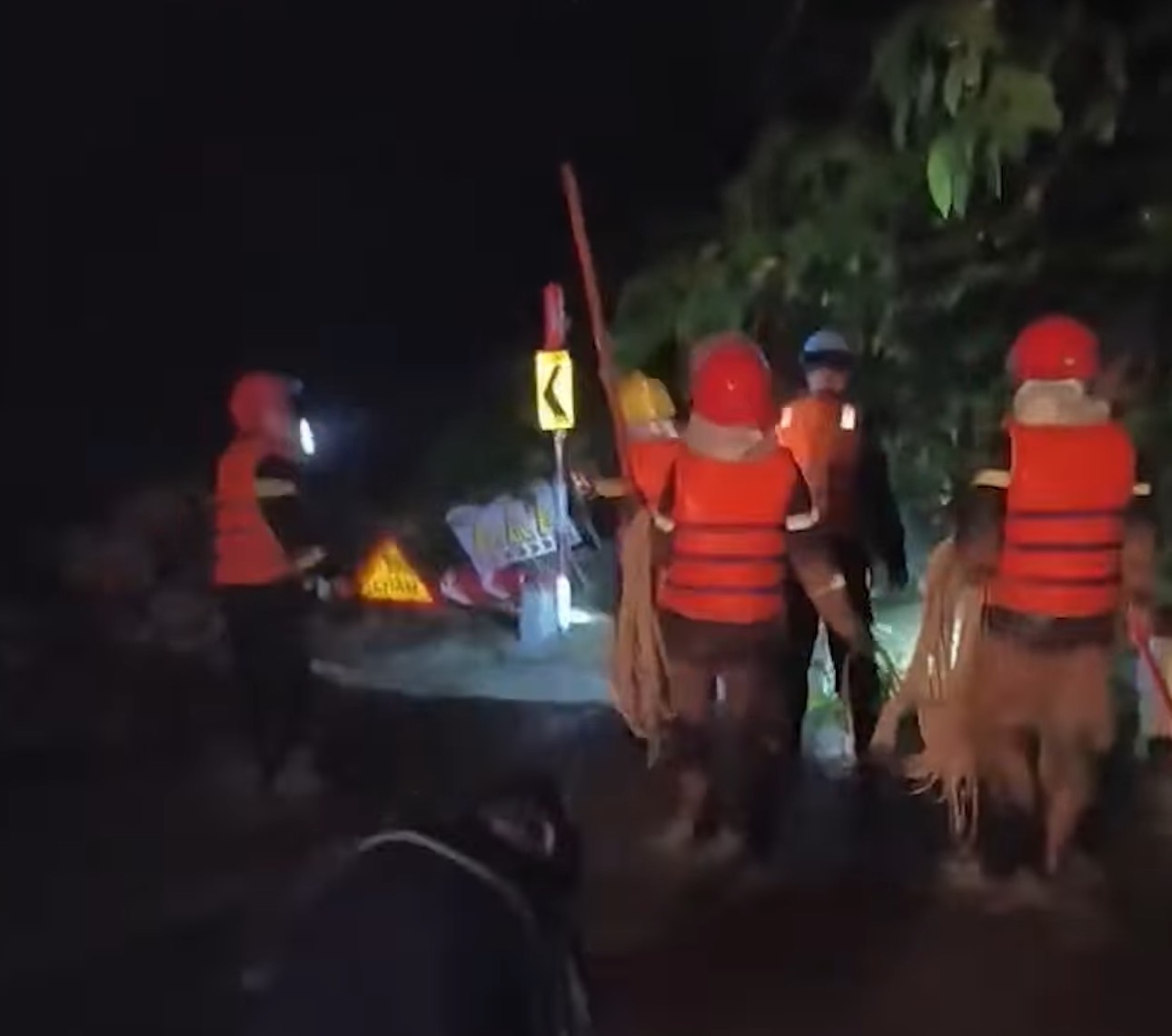 Luc luong chuc nang tim kiem cac nan nhan trong vu sat lo khien 3 nguoi bi vui lap lan trai. Anh: Son Thai