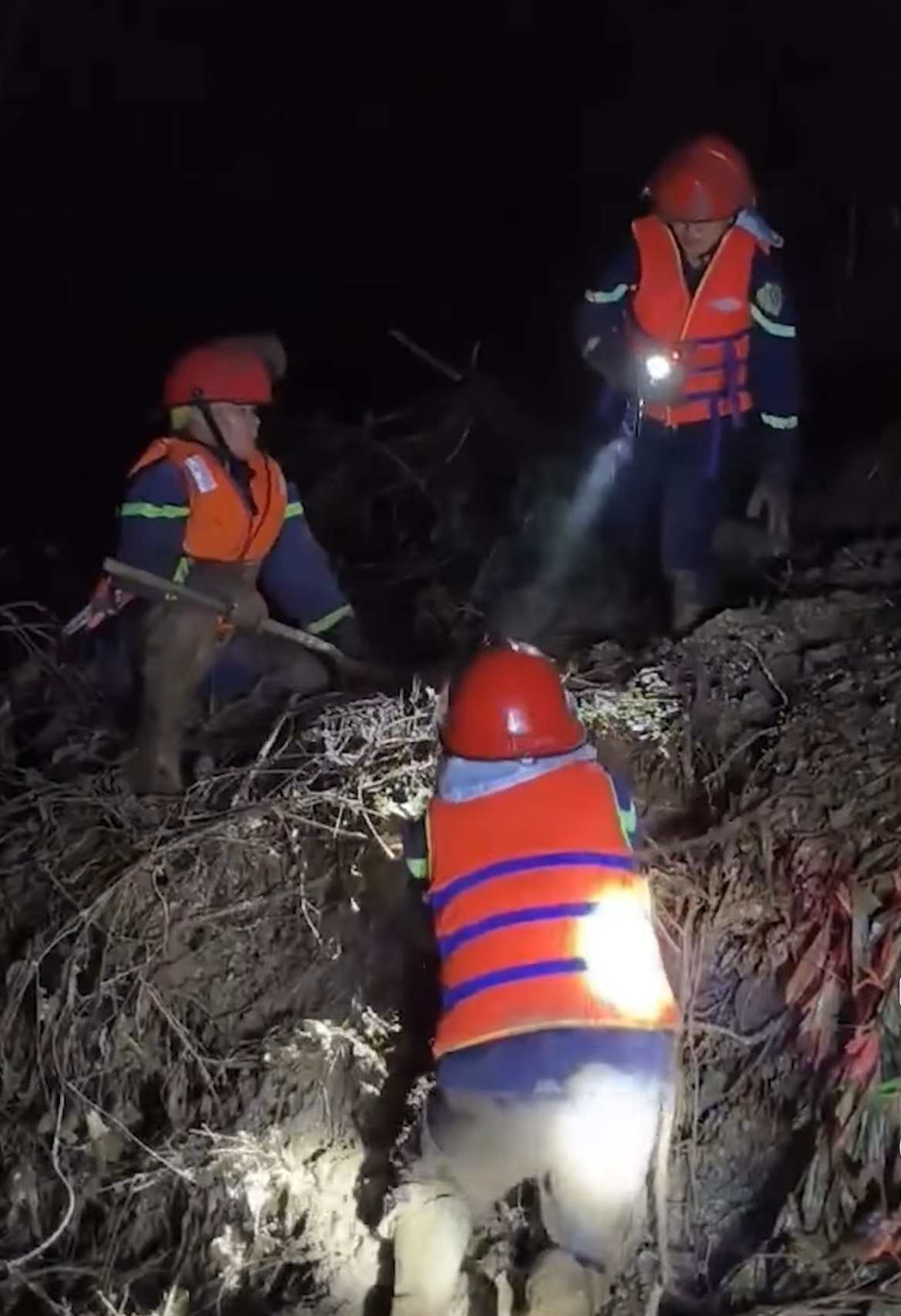 The authorities searched all night for 3 people buried in the landslide in Khanh Hoa. Photo: Son Thai