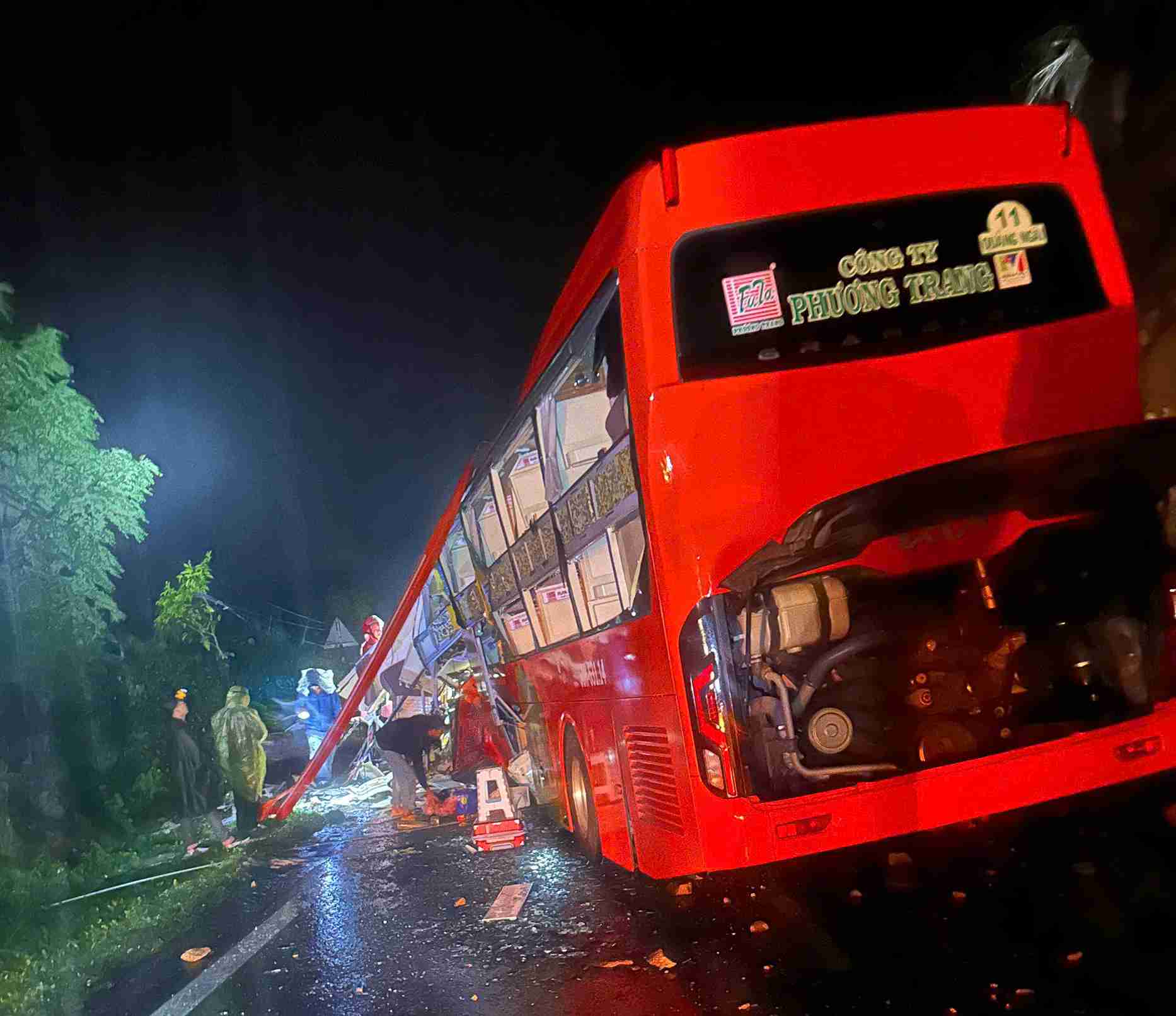 Hinh anh chiec xe khach Phuong Trang hu hong hoan toan sau vu sat lo tren deo Khanh Le. Anh: Kim Hoa