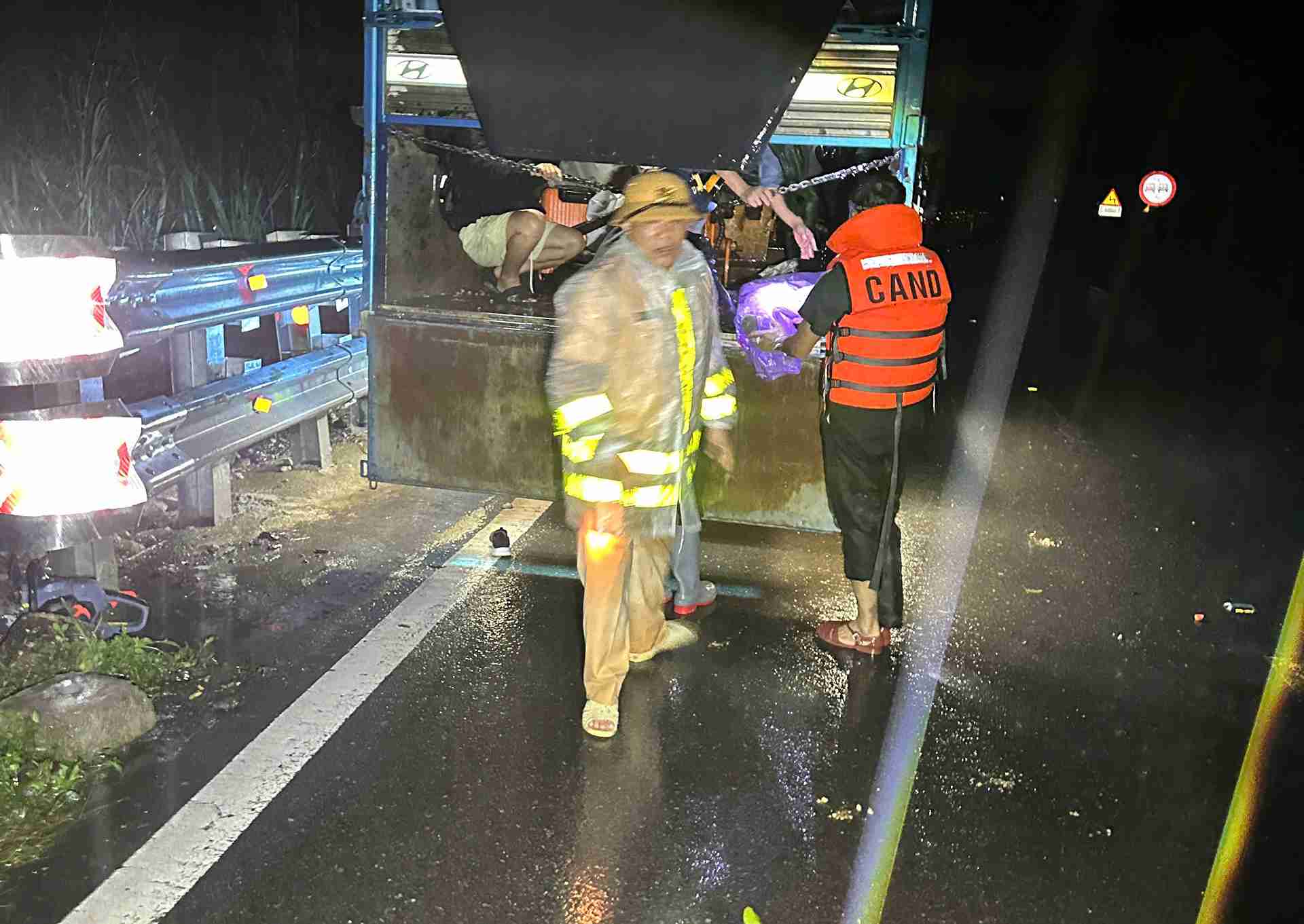 Trong dem qua, luc luong chuc nang huy dong toi da nhan luc tim kiem cac nan nhan. Anh: Kim Hoa