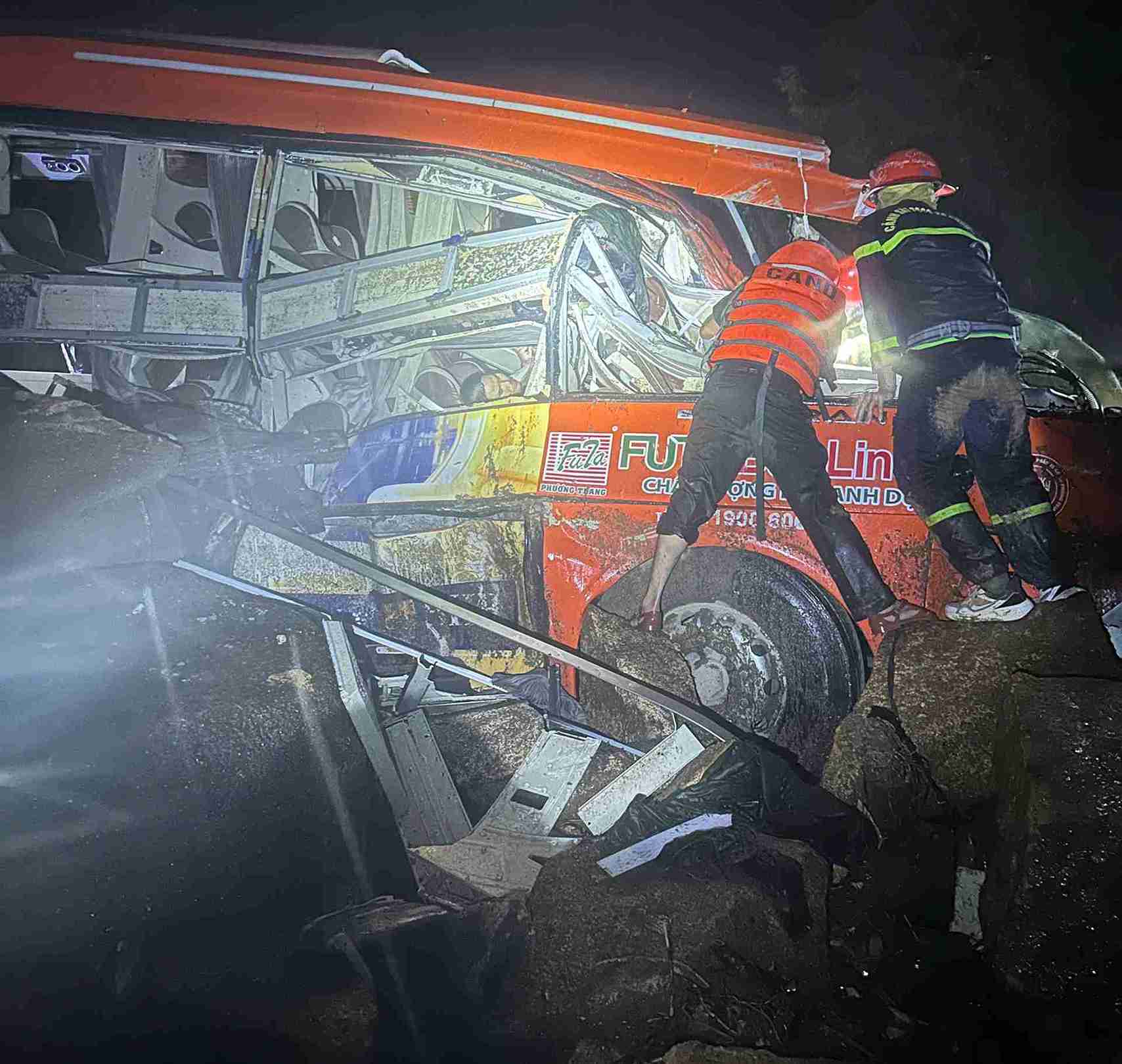 Phuong Trang passenger bus was buried by rocks and soil on the pass connecting Da Lat - Nha Trang, killing 5 people. Photo: Kim Hoa
