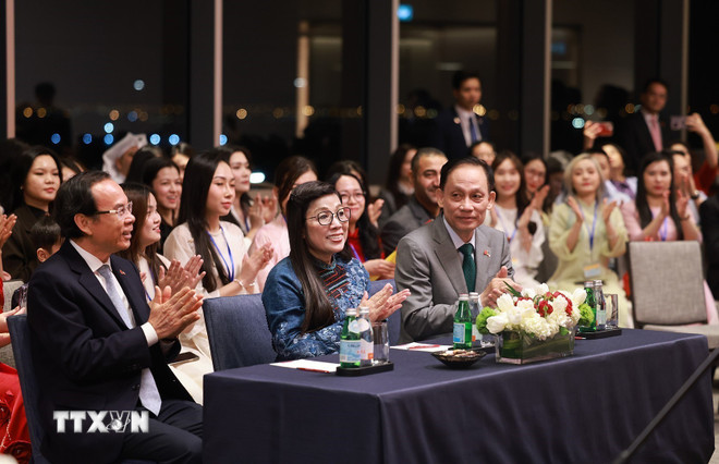 Phu nhan Le Thi Bich Tran va cac dai bieu tham du cuoc gap can bo Dai su quan va cong dong nguoi Viet Nam tai Kuwait. Anh: TTXVN