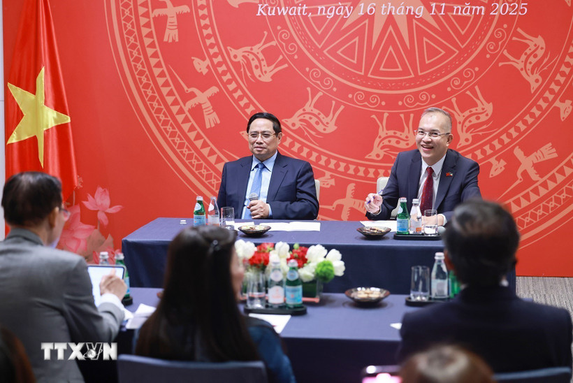 Politburo member and Prime Minister Pham Minh Chinh met with officials of the Embassy and the Vietnamese community in Kuwait. Photo: VNA