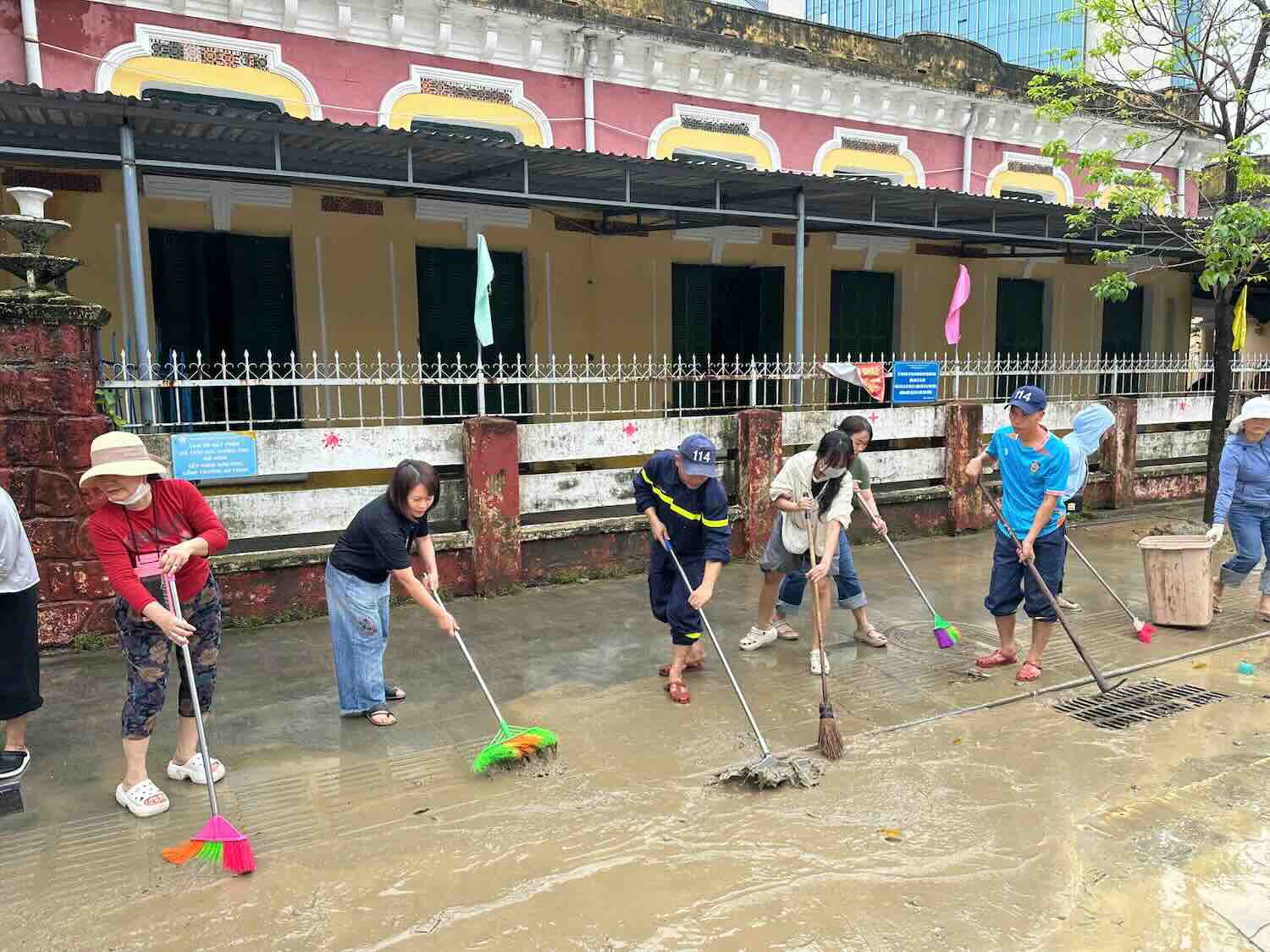 Profesores limpian escuelas despues de las inundaciones. Foto: Phuc Dat.