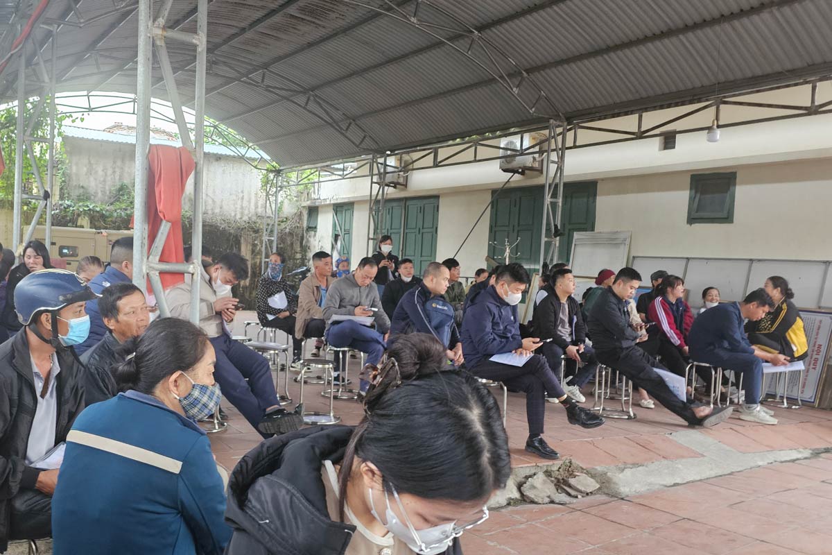 꽝닌성 꽝옌동 공공 행정 서비스 센터에서 순번표를 기다리는 시민들. 사진: Doan Hung