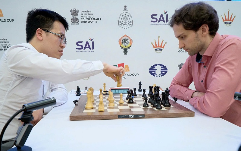 Quang Liem (white) could not enter the quarter-finals of the 2025 World Cup in Chess. Photo: FIDE