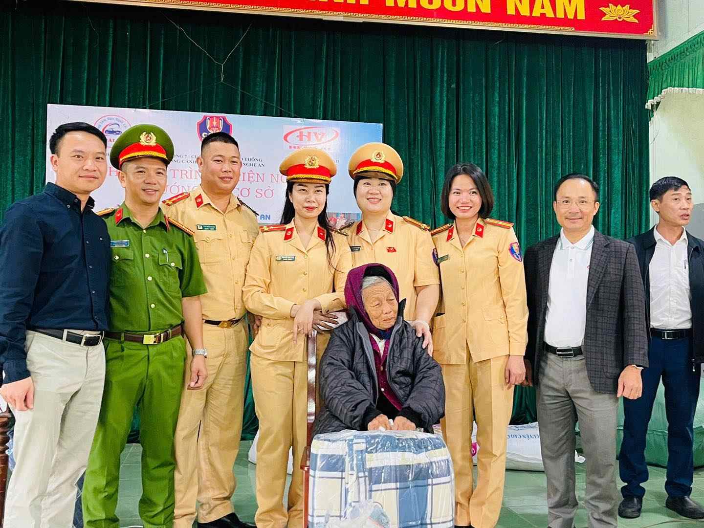 Nghe An Traffic Police Department coordinated to present 700 gifts to disadvantaged households and schools in Tan Phu commune. Photo: Ngoc Anh
