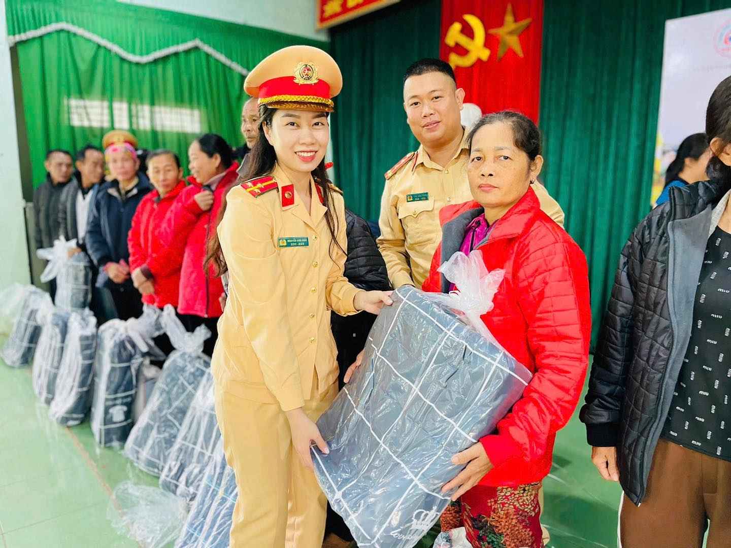 Nhung mon qua y nghia duoc trao tang cho ba con vung lu Nghe An. Anh: Ngoc Anh