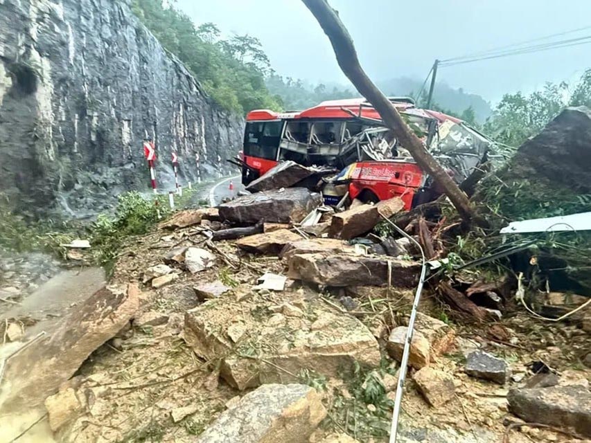 Chiec xe khach Phuong Trang hu hong hoan toan sau khi bi dat da vui tren deo Khanh Son. Anh: Son Thai