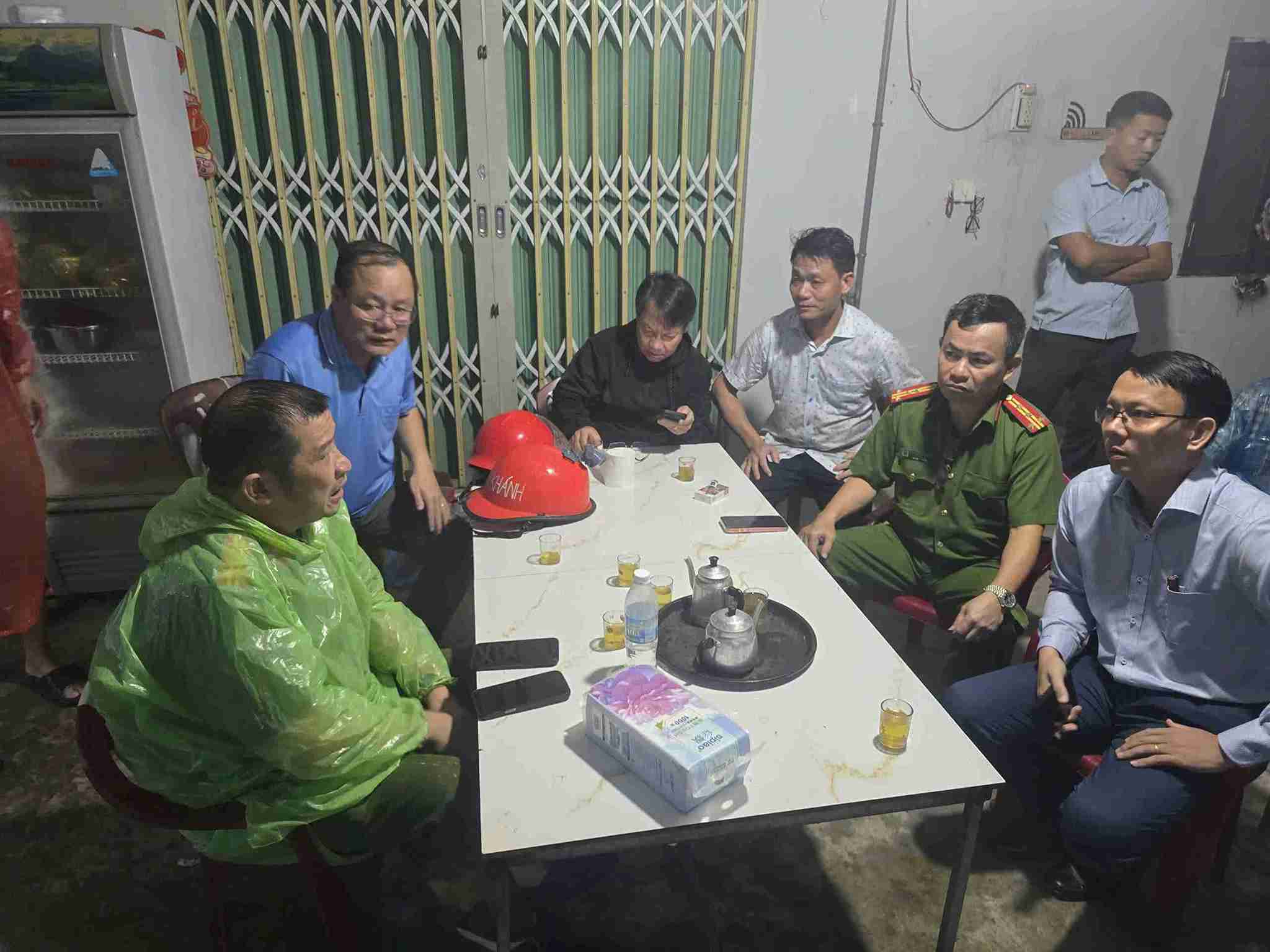 Doan cong tac cua UBND tinh Khanh Hoa va Cong an tinh da co mat tai hien truong de chi dao khac phuc hau qua vu sat lo. Anh: Huu Long