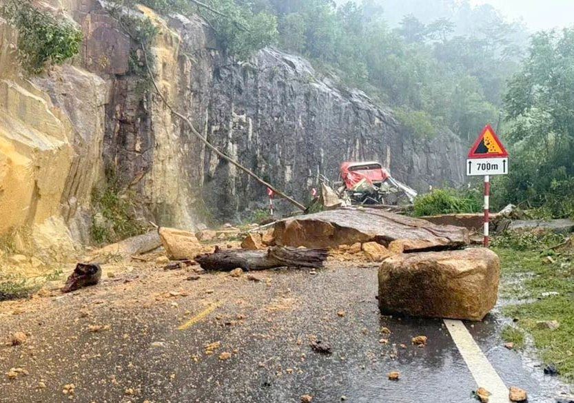 A passenger bus traveling on Khanh Le Pass, Nam Khanh Vinh Commune, Khanh Hoa Province was buried by rocks and soil. Photo: Phuong Linh