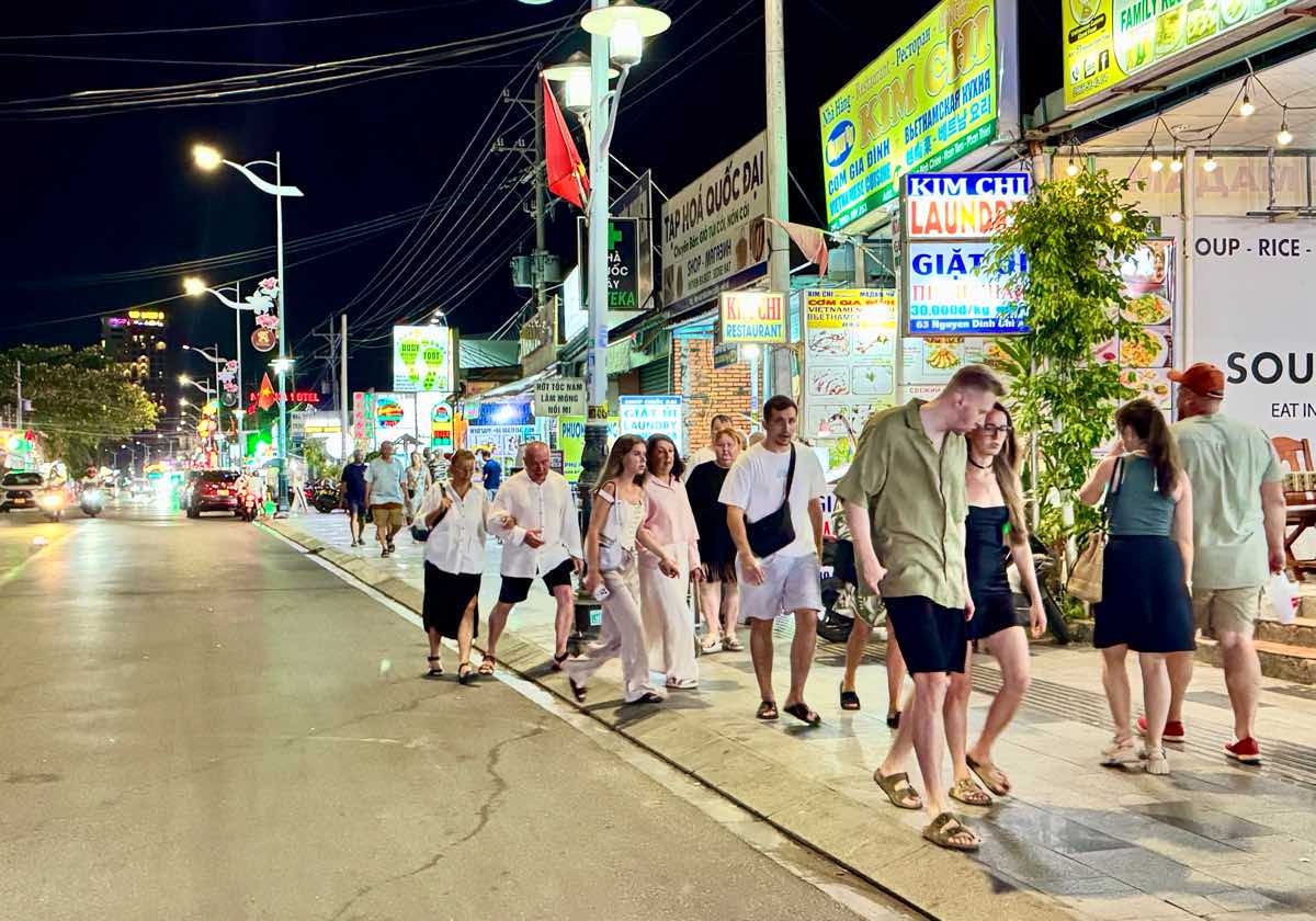 Du khách Tây nườm nượp đi dạo trên tuyến đường du lịch ở biển Mũi Né. Ảnh: Duy Tuấn