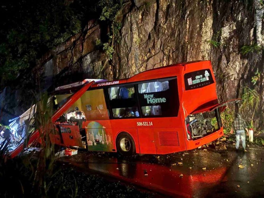 Escena del deslizamiento de tierra y rocas que enterro el autobus de pasajeros en el paso de Khanh Le causando la muerte de 6 personas. Foto: Thanh Thuy