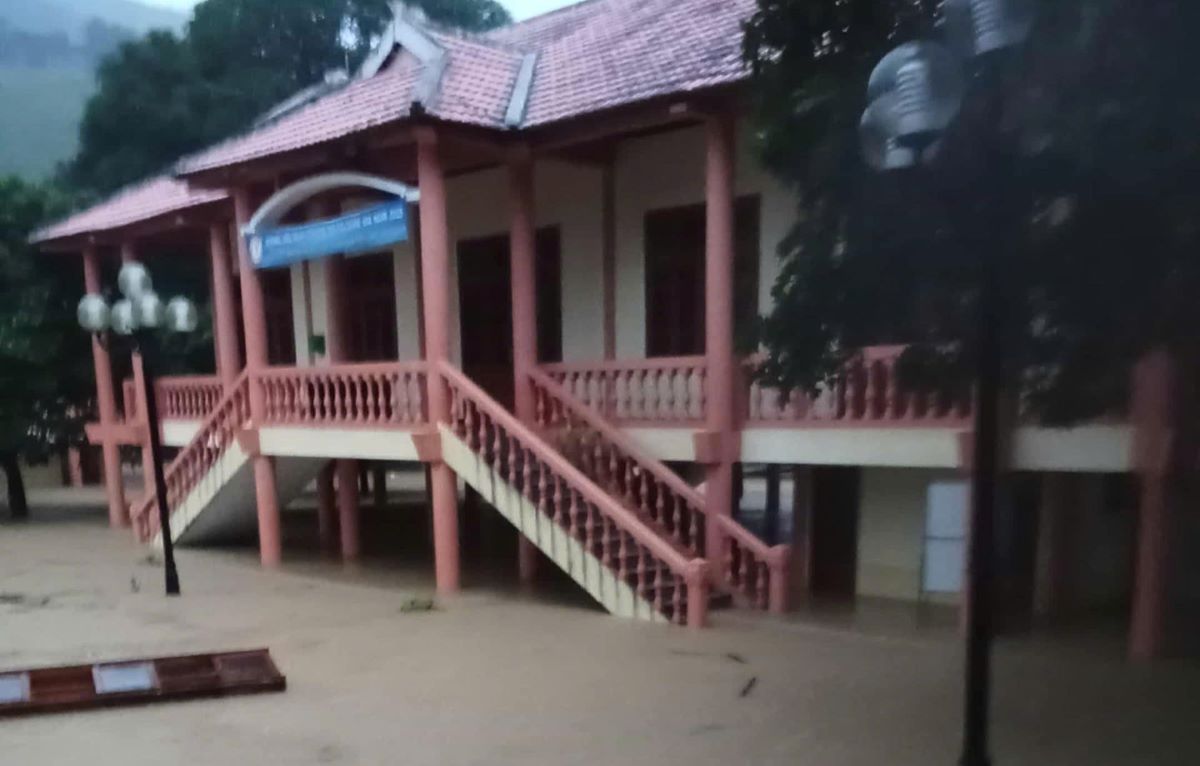 Tru so tam thoi cua UBND xa Dakrong o vi tri cao, nhung van bi ngap nuoc. Anh: Han Nguyen