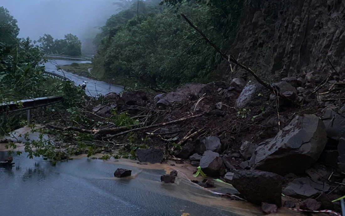 Sat lo tren Quoc lo 15D doan qua xa La Lay. Anh: Han Nguyen