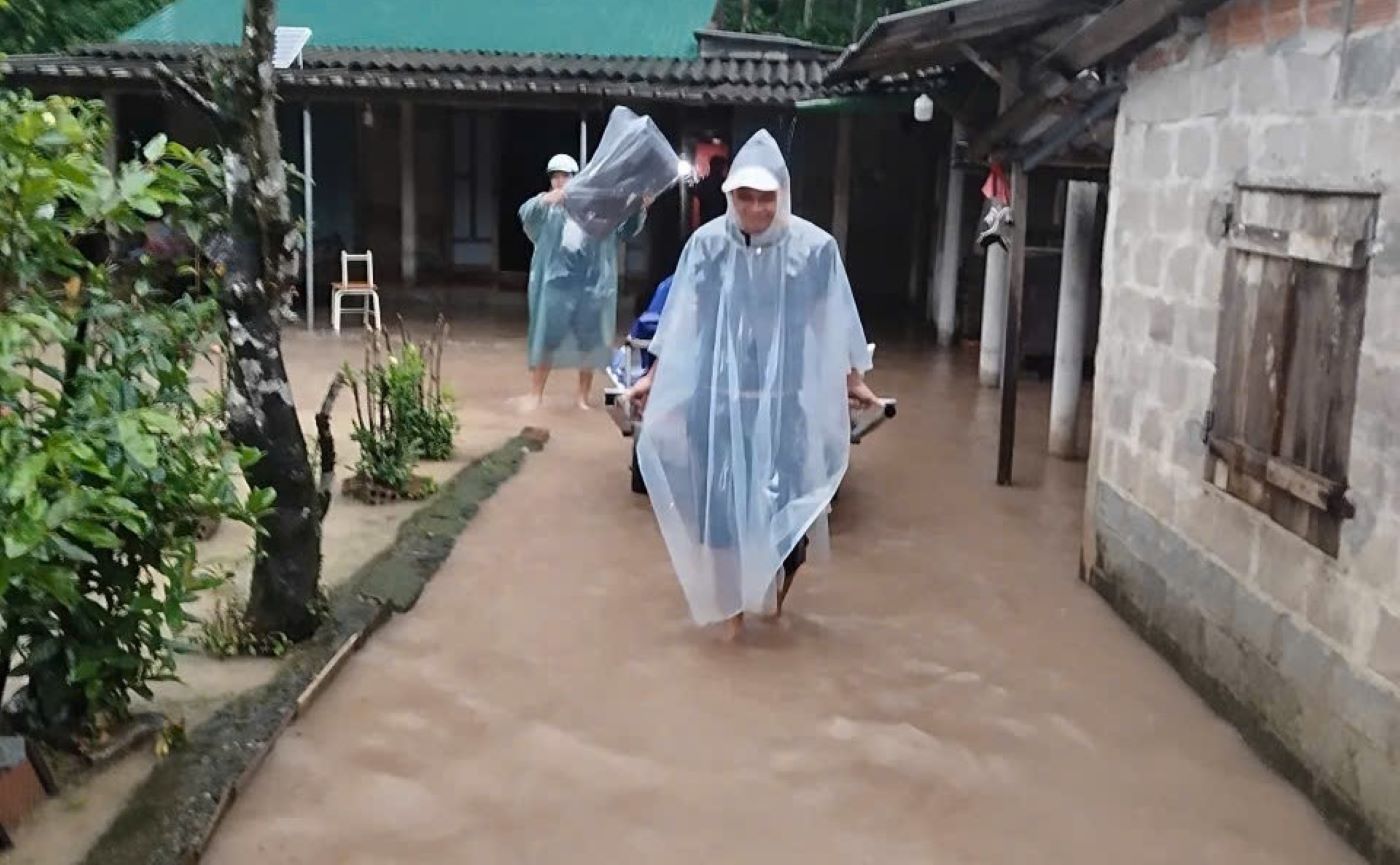 Nguoi dan o xa Ba Long duoc so tan khoi vung ngap lut. Anh: Han Nguyen