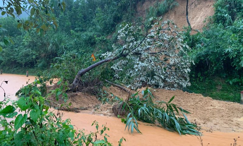 The landslide caused rocks and water to overflow onto the surface of the Ho Chi Minh Highway, the western branch, through Dakrong commune. Photo: Han Nguyen