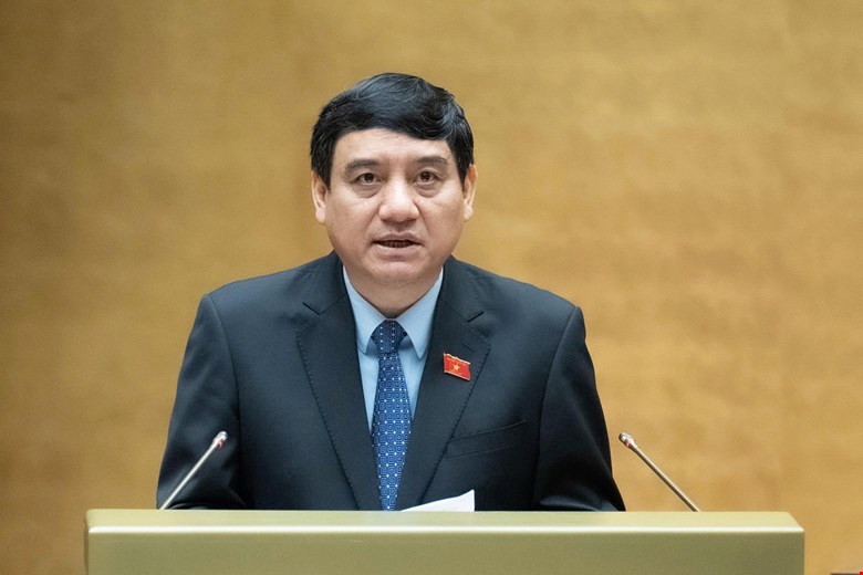 Chu nhiem Uy ban Van hoa va Xa hoi cua Quoc hoi Nguyen Dac Vinh trinh bay Bao cao tham tra