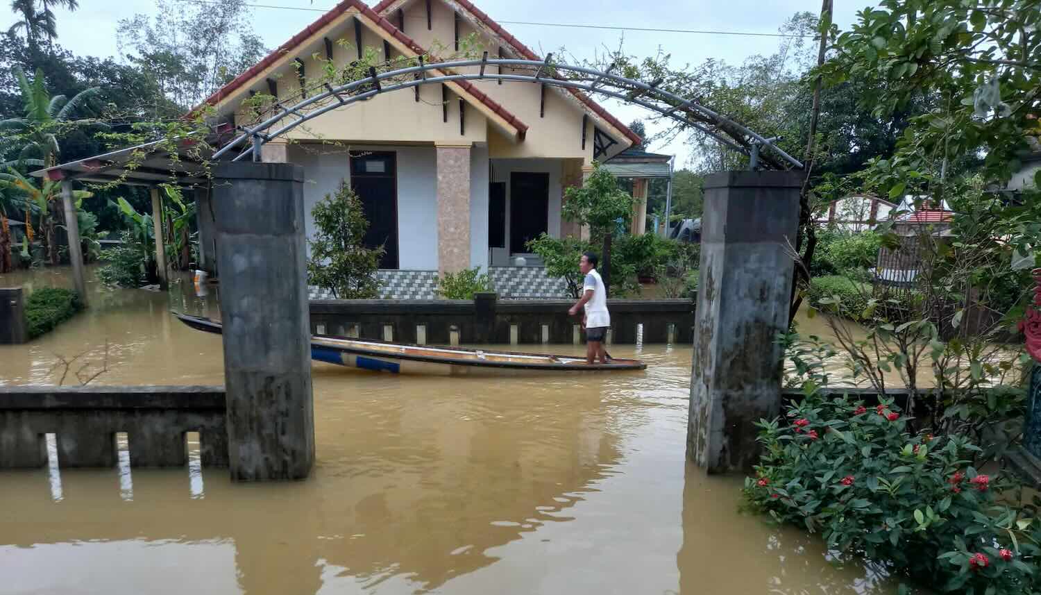 Nhieu vung trung o xa Quang Dien ngap sau trong sang 17.11, nguoi dan dung ghe thuyen de di lai. Anh: T. Hiep.