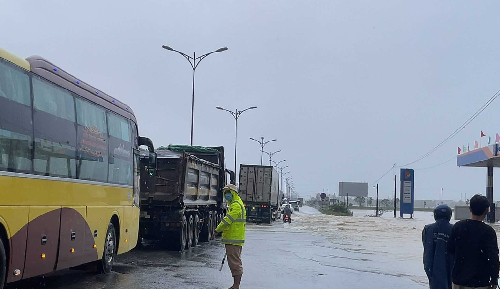 Tu Ha Ward Police have deployed checkpoints and placed warning signs in areas deeply flooded due to heavy rain at Km 808+300 National Highway 1. Photo: H. Nhung.