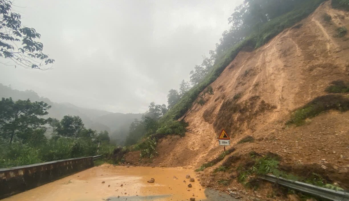 Quoc lo 49B tai Km67+800 bi sat lo nang, ach tac giao thong. Anh: H. Huy.