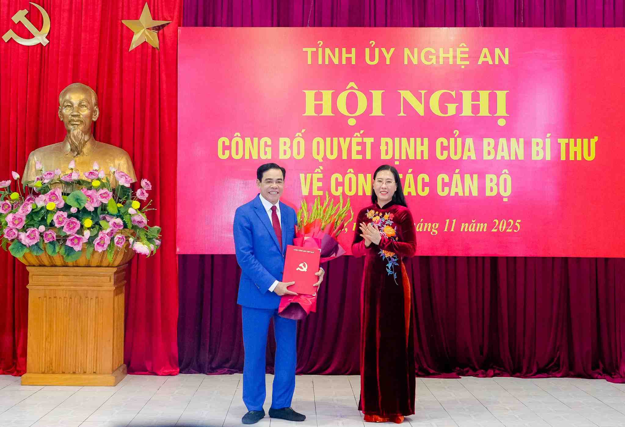 Ba Bui Thi Quynh Van - Uy vien Ban Chap hanh Trung uong Dang, Pho Truong ban To chuc Trung uong tang hoa chuc mung tan Pho Bi thu Tinh uy Nghe An Vo Trong Hai. Anh: Pham Bang