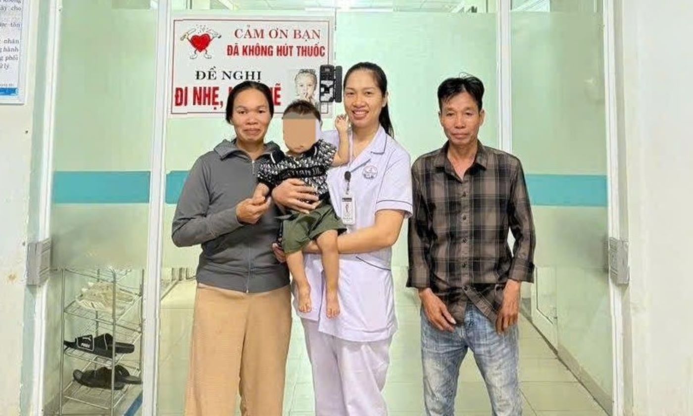 After drowning and receiving first aid in time, the boy was taken to Quang Tri General Hospital for emergency treatment, and has now recovered and been discharged from the hospital. Photo: Provided by the people