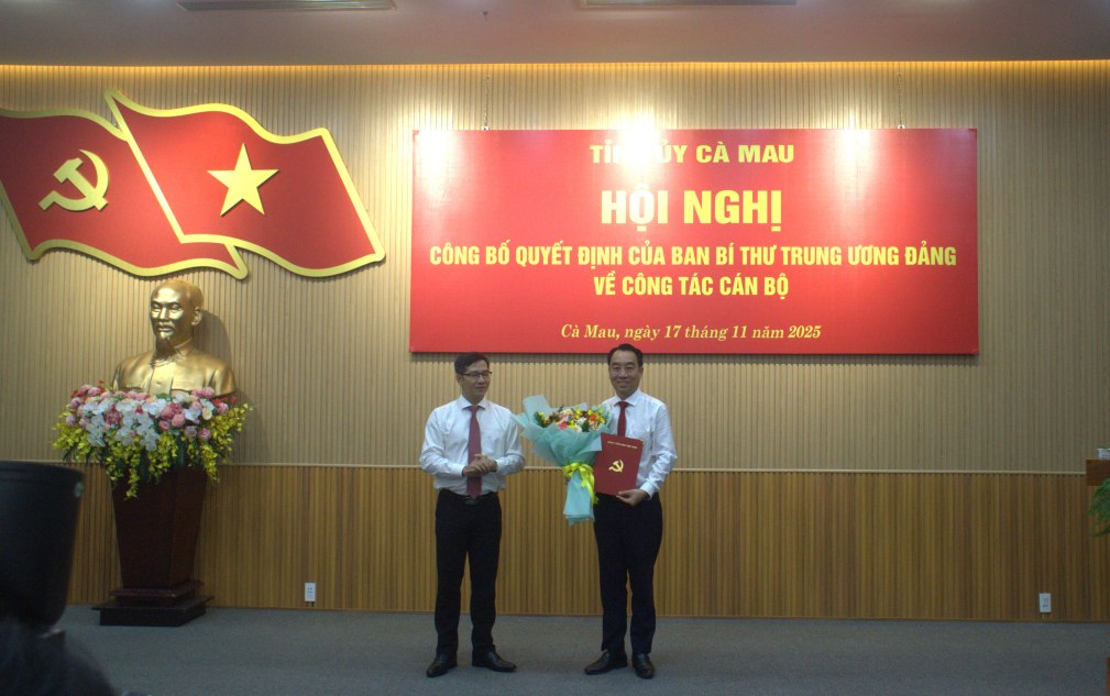 Ong Le Quang Ngoi nhan Quyet dinh lam Pho Bi thu Tinh uy Ca Mau. Anh: Nhat Ho