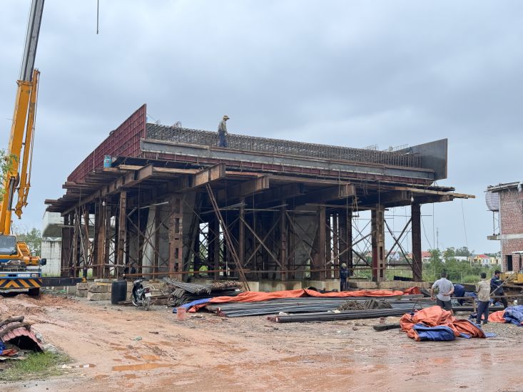 부지 문제로 인해 동허이 중심 철도 도로 및 고가도로 프로젝트가 지연될 위험이 있습니다. 사진: Cong Sang