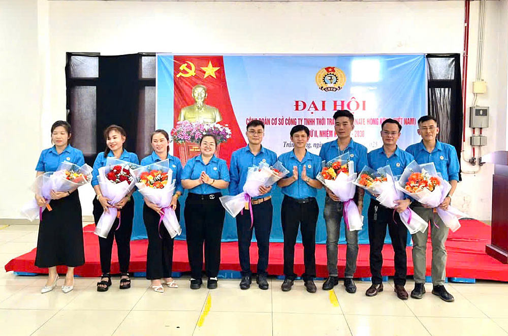 Mr. Nguyen Trong Danh - Deputy Head of the Trade Union of Tay Ninh Industrial Parks - presented flowers to congratulate the Executive Board of the Trade Union of Fortunate Hong Kong Fashion Company Limited (Vietnam). Photo: Phuong Dung