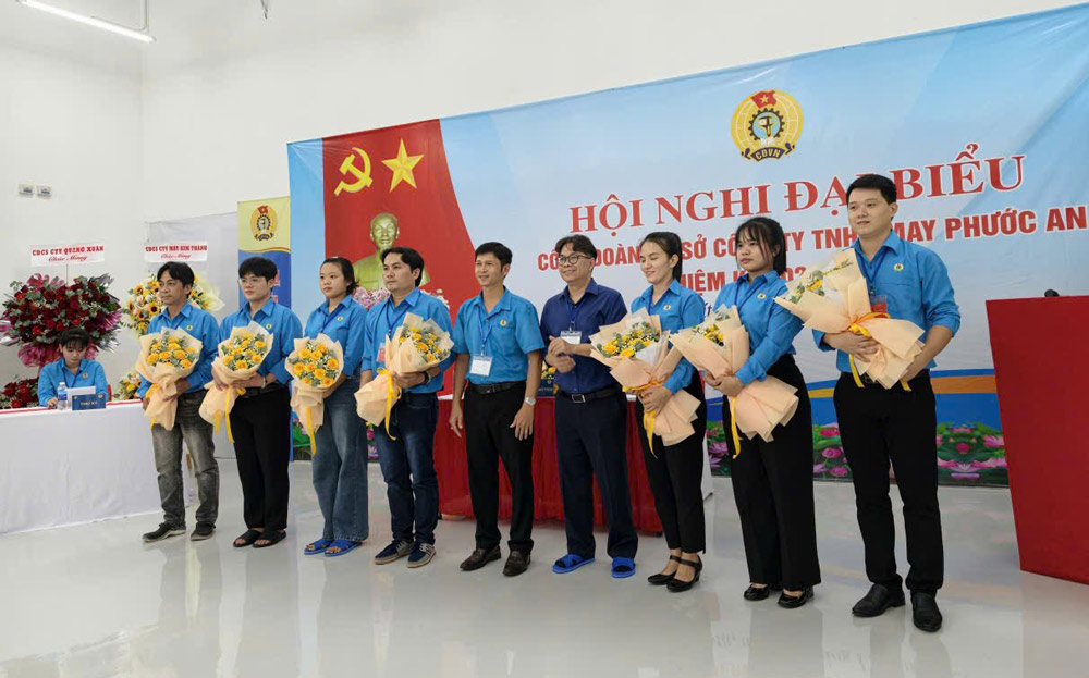 Ong Nguyen Trong Danh - Pho Truong Ban Cong doan KCN tinh Tay Ninh tang hoa chuc mung BCH CDCS cong ty TNHH May Phuoc An. Anh: Phuong Dung