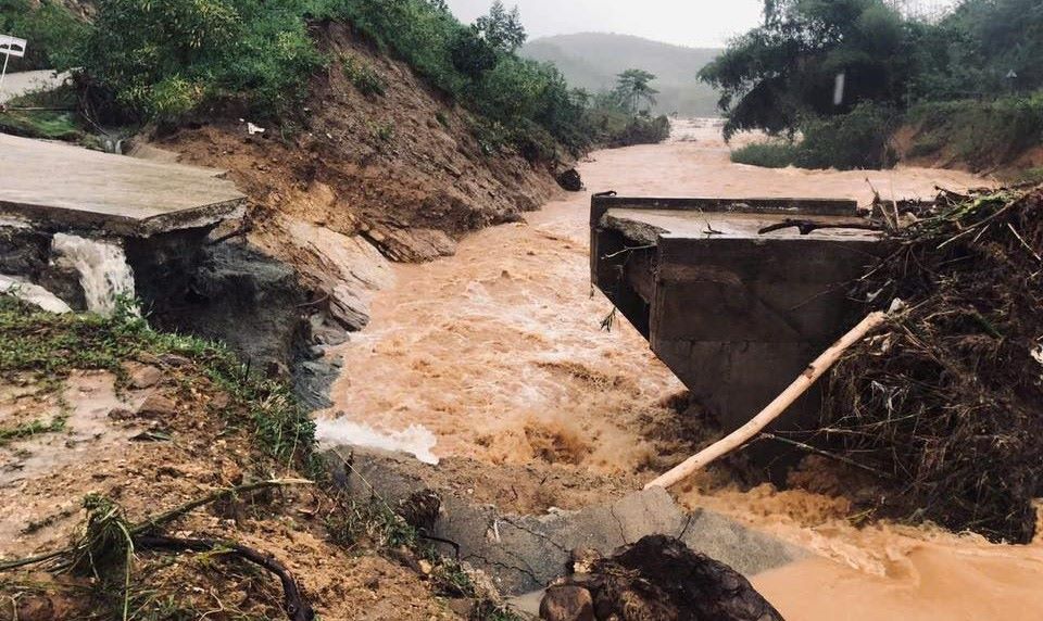 Nuoc Bao Bridge, Son Ha Commune, Quang Ngai Province is broken in half. Photo: Son Ha Commune Police