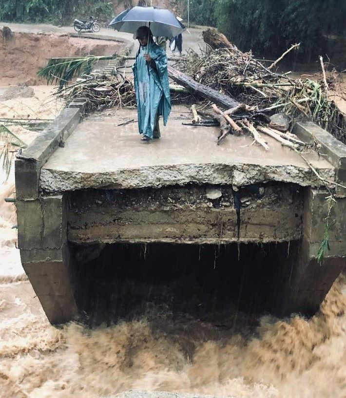 Cau Nuoc Bao gay doi, luc luong chuc nang dang phong toa hien truong, cam nguoi dan luu thong. Anh: Cong an xa Son Ha