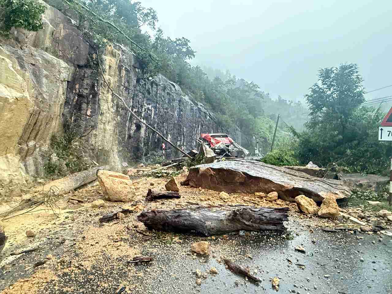 El paso de Khanh Le esta detenido temporalmente en ambas direcciones debido a graves deslizamientos de tierra. Foto: Proporcionada por las autoridades