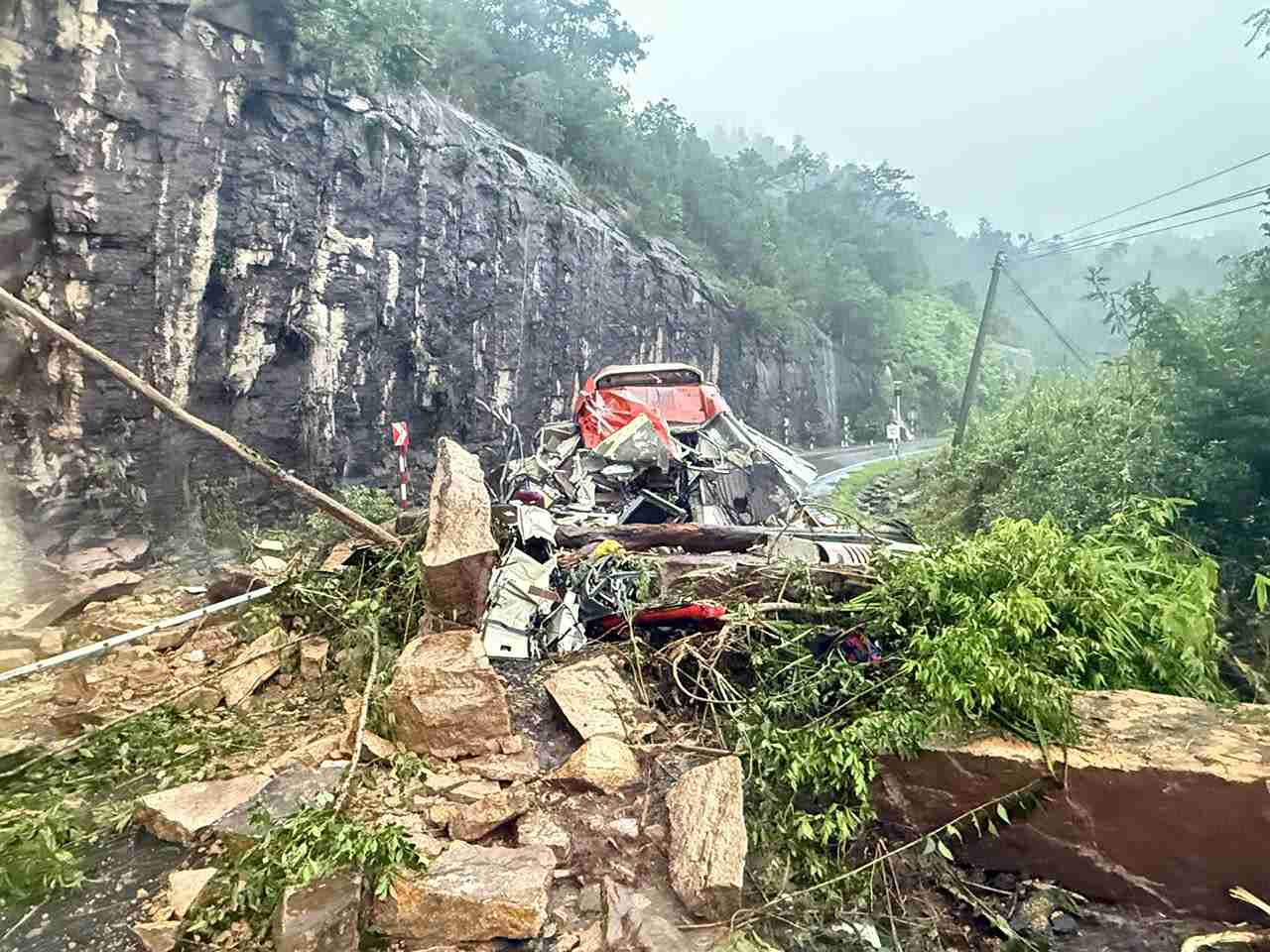 Hien truong xe khach Phuong Trang gap nan trong vu sat lo khi dang luu thong tren deo Khanh Le. Anh: Van Huu