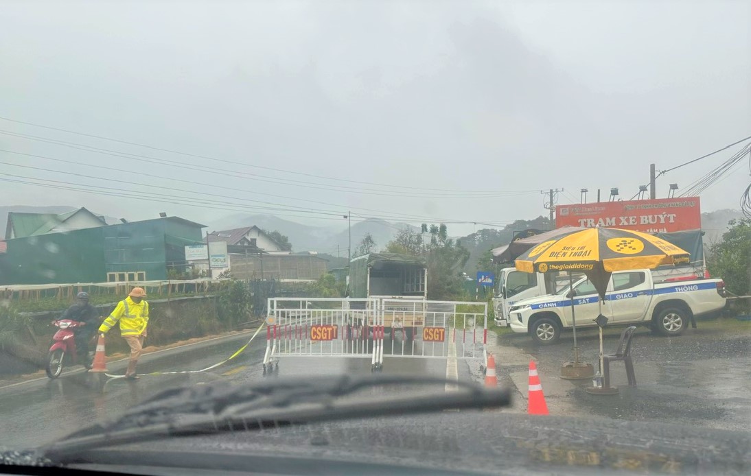 Luc luong Canh sat Giao thong Cong an Lam Dong chot chan tu xa phan luong giao thong tren deo Khanh Le. Anh: Co quan chuc nang cung cap