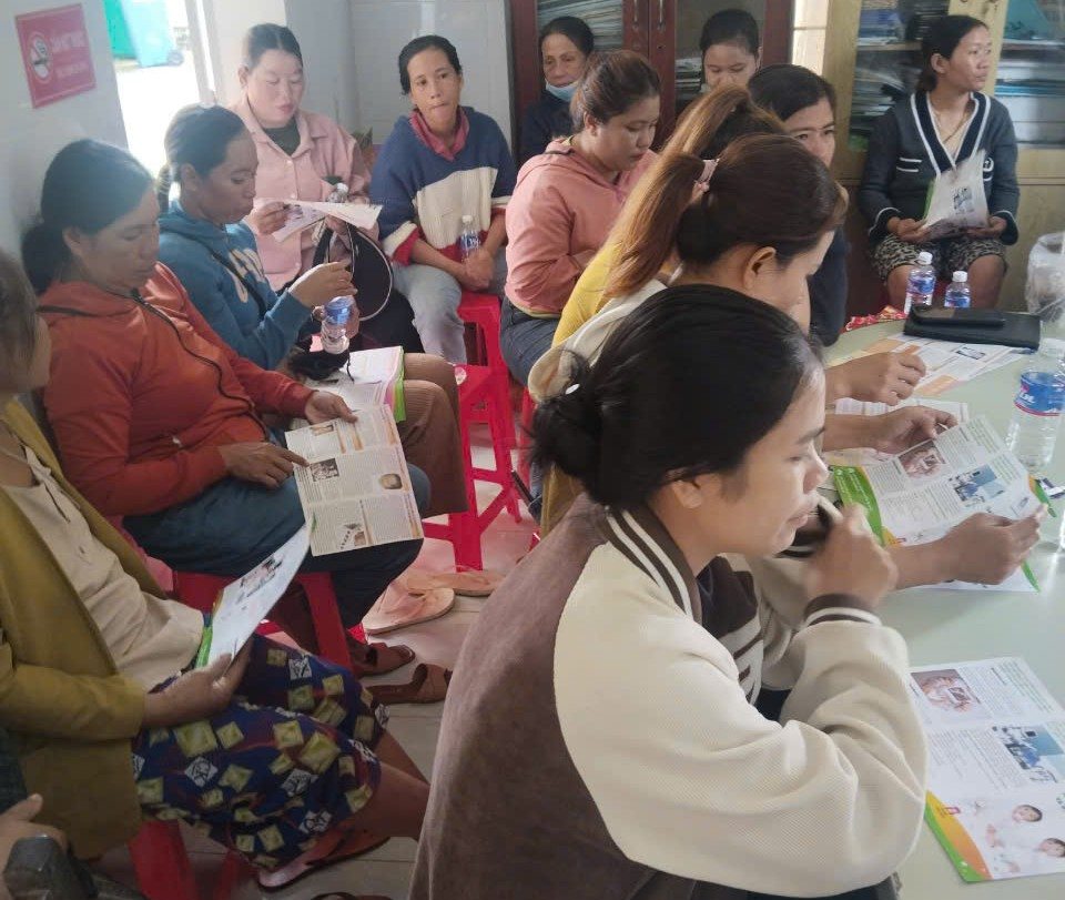 Cong tac tu van, ho tro cham soc suc khoe sinh san duoc trien khai dinh ky, thuong xuyen. Anh: Bao Lam