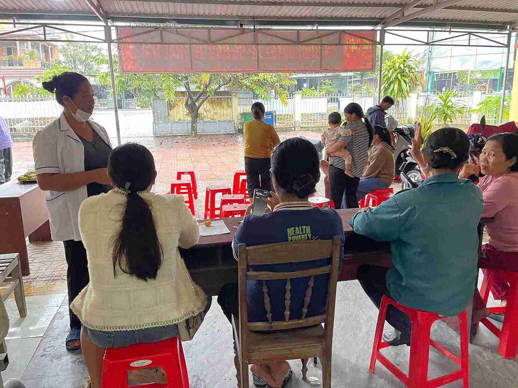 Dak Lak省ブオンドーンコミューンの住民は、2歳未満の子供の栄養指導とケアに関するアドバイスを受けています。写真:Bao Lam